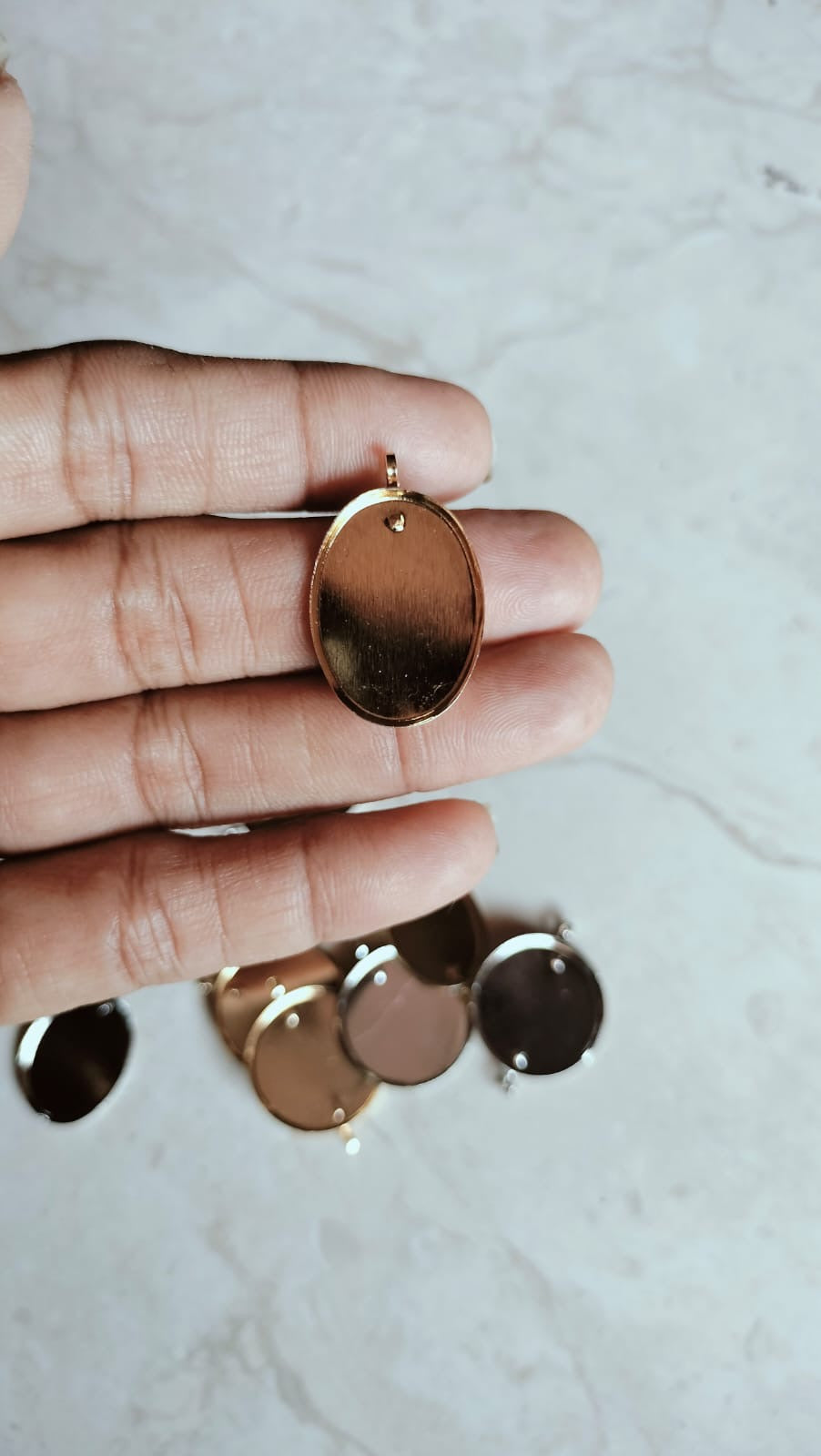 Oval  pendent bezel