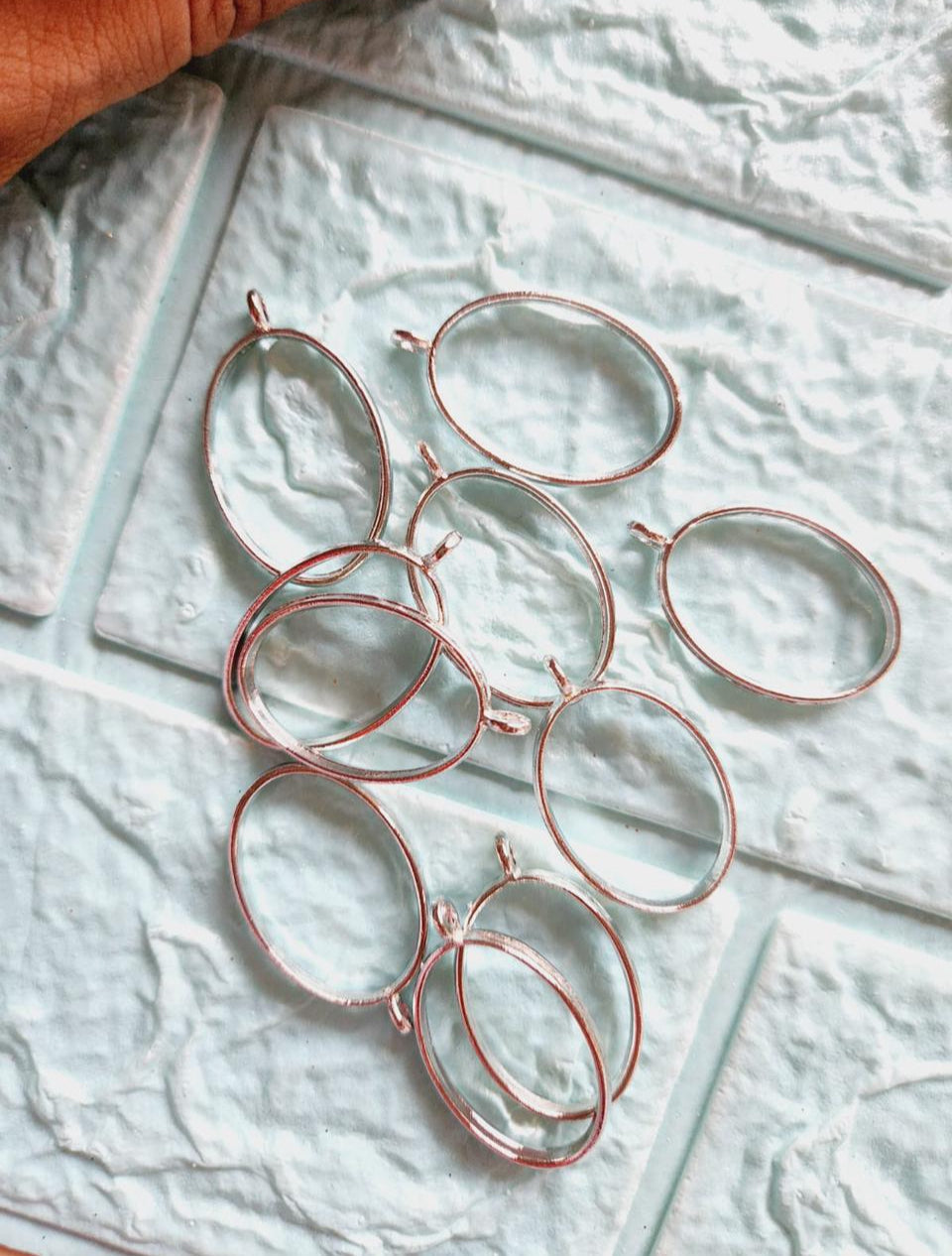 Oval bezel