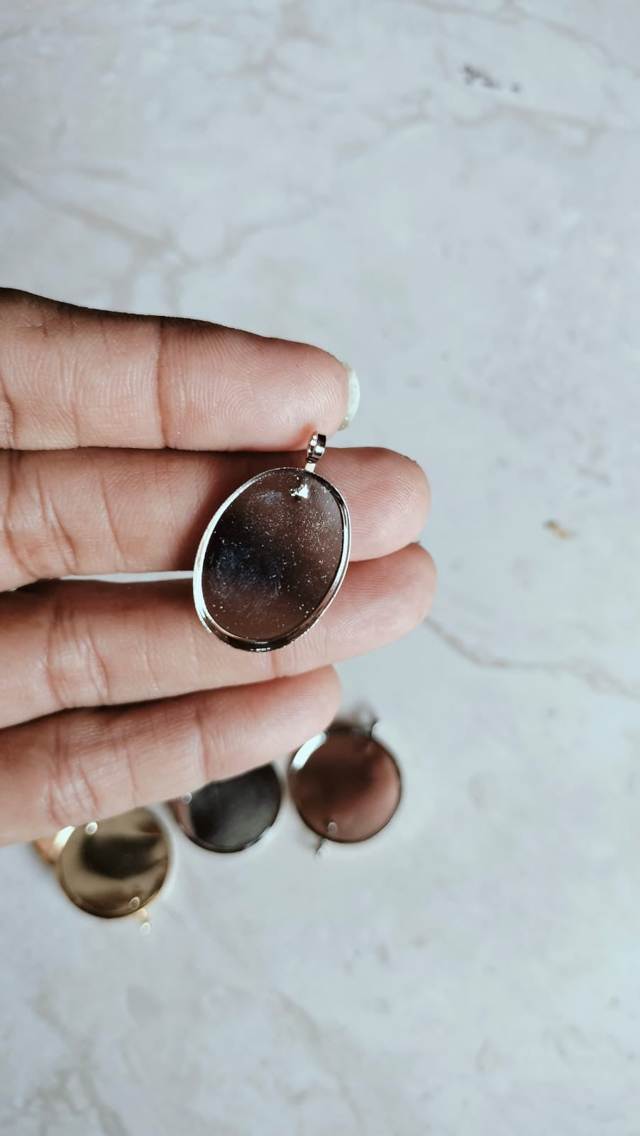 Oval  pendent bezel
